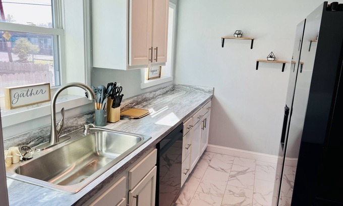 Dunbar Apartment | Remodeled townhouse - 5 mins from Shawnee Sports Complex!