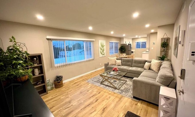 Montrose Apartment | Remodeled 2 Bed/2 Bath in the heart of Montrose!
