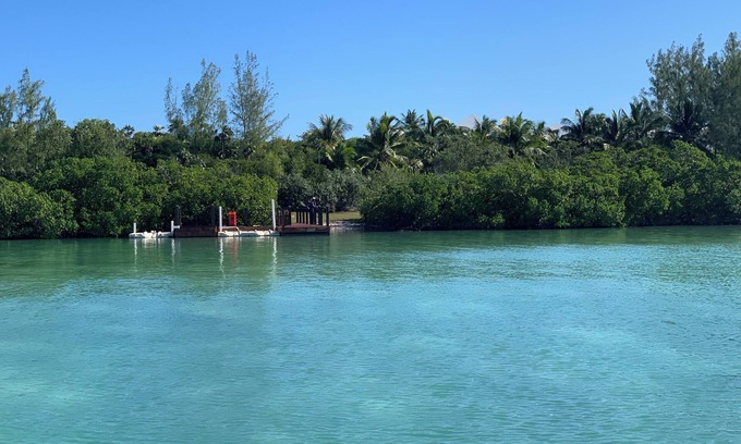 Savannah Sound Villa | Remote Beachfront Treasure 4-bedroom villa WiFi and AC on Windermere Eleuthera