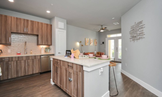 Katy Apartment | ♥ Remote Work ♥ Luxury Pink/Olive near Typhoon Waterpark & Katy Mills Shopping