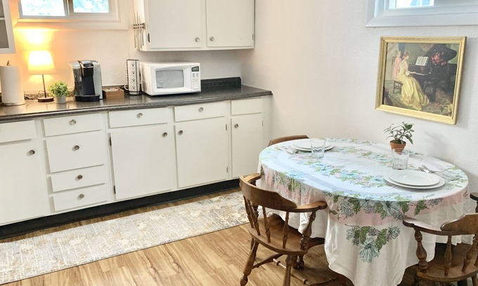 Rimrock Apartment | Ren's Eclectic Basement Apartment, between the colleges, minutes to hospitals!