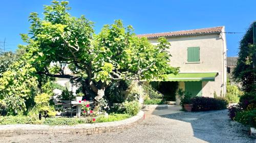 Cheval-Blanc Apartment | Rendez-vous au soleil de Provence - gite 4 personnes 80m2 - coin jardin - climatisation