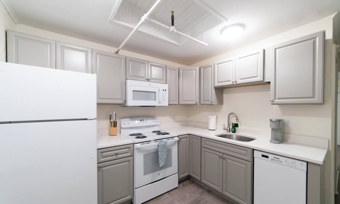 Falmouth Apartment | Renovated 1-bedroom apartment in Downtown Falmouth Located Right on Main Street
