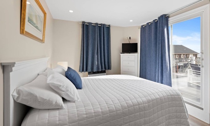 Falmouth Heights Apartment | Renovated 1 Queen Bed Suite w/Ocean Deck
