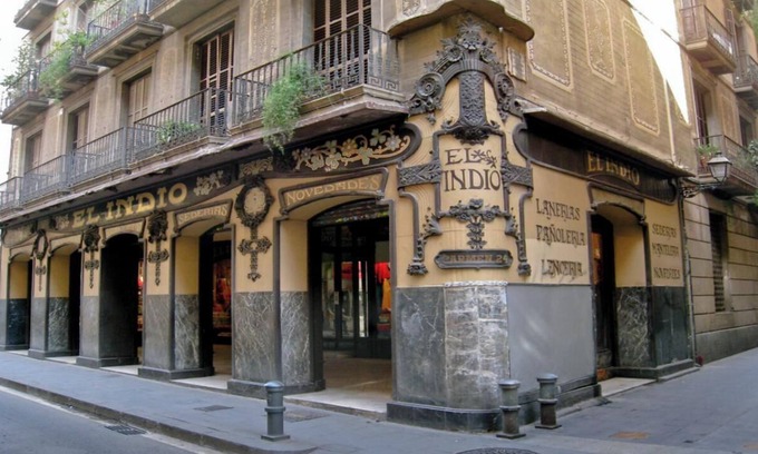 El Raval Apartment | Renovated 19th-Century Gem in City Centre