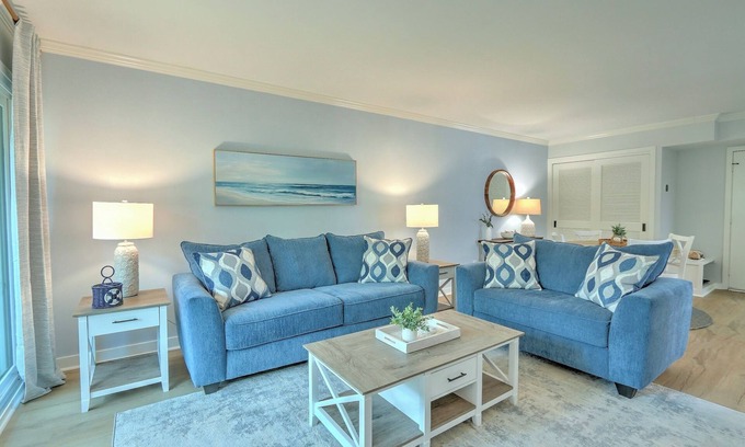 South Beach Condo | Renovated 1BR Condo. Walk to Beach&Salty Dog, Sleeps 5. Bike, Golf, Pickleball!