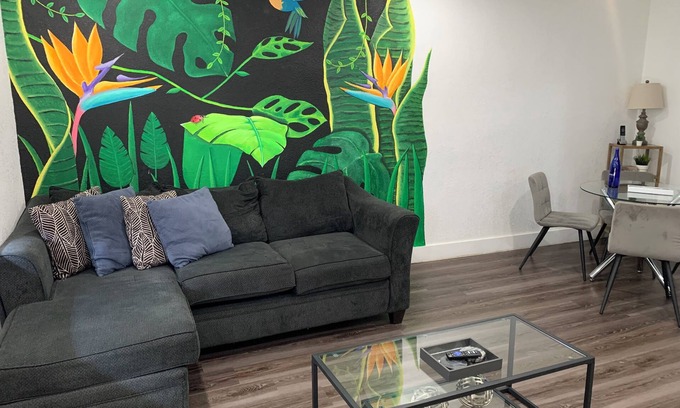 North Andrews Gardens Apartment | Renovated 2-bedroom/1 bath apartment Centrally located in Fort Lauderdale