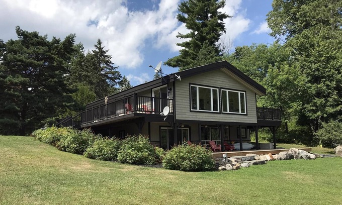Minett Cottage | Renovated 3 Bed, 3 Bath. Mins from Port Sandfield. Tennis! Beach!