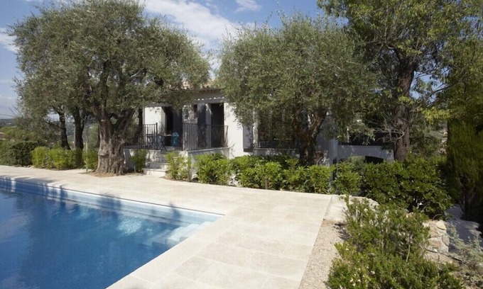 Les Baraques Villa | Renovated 3 bed Mougins villa with sea view - 250m from shops