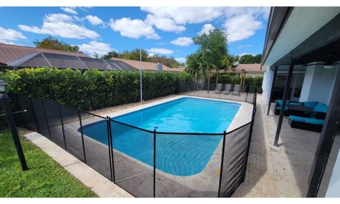 Coral Springs House | Renovated 3 Bedroom +DEN/2 bath Heated POOL House