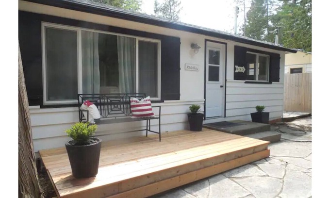 Sauble Beach Cottage | Renovated 3 Bedroom 2 minute walk to the Beach! WhiteCaps