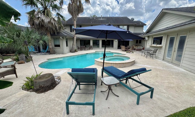 Houston House | Renovated 4 Bedroom 3.5 Bath with POOL Private Home Fully-furnished. MD Anderson