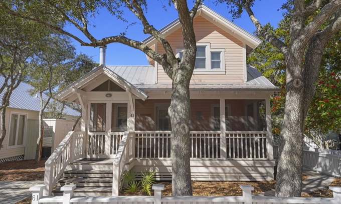 Seaside House | Renovated, 6 Houses to Beach & 1 Block to Town in Seaside + 2 Adult Bikes!