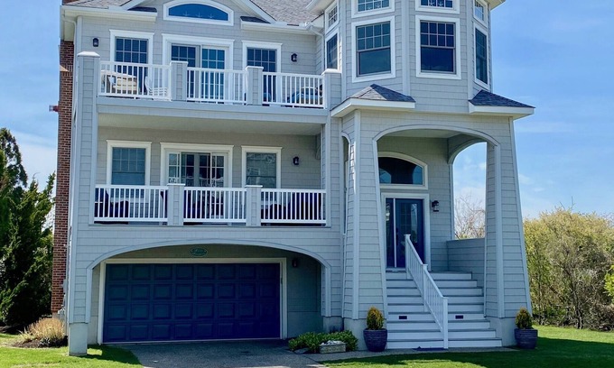 Admiral Estates House | Renovated and upgraded property just a short block to the beach.