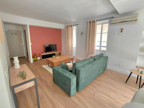 Saint-Jean Apartment | Renovated apartment, hyper center, private parking