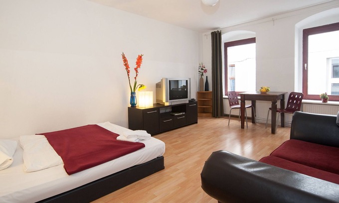 Mitte Apartment | Renovated apartment with new bathroom, separate kitchen and washing machine