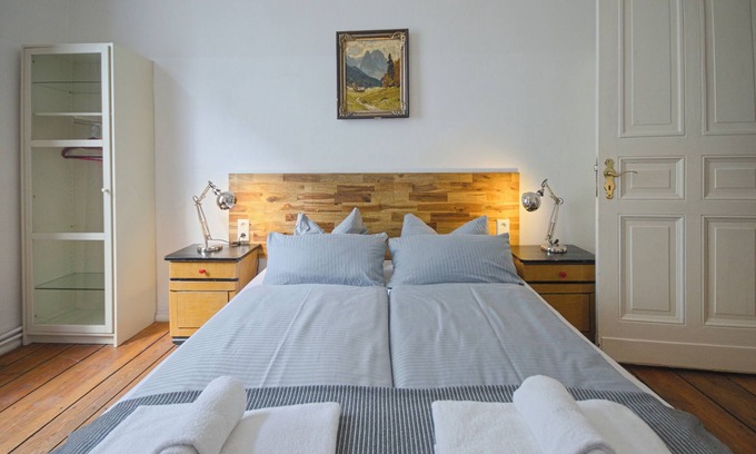 Mitte Apartment | Renovated apartment with tub, separate kitchen and washing machine