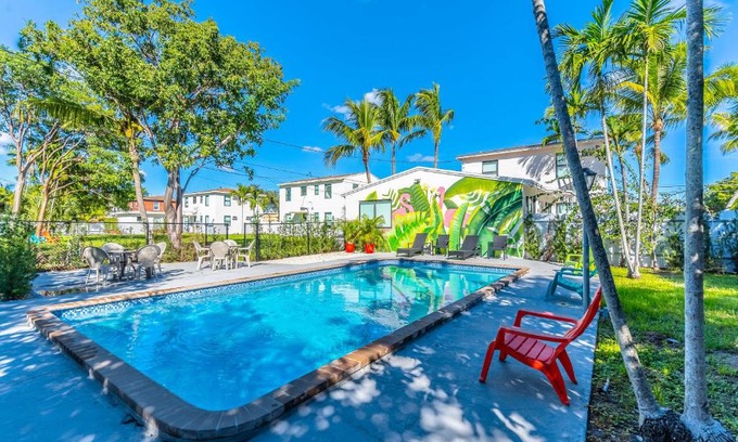 North Miami Apartment | Renovated Apts with Kitchen, Fast WiFi, Smart TV, Roku & Pool Onsite 4 mi to Surfside Beach
