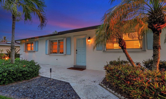 Florida North Atlantic Coast House | Renovated Bungalow with Pizza Oven and Hot Tub!