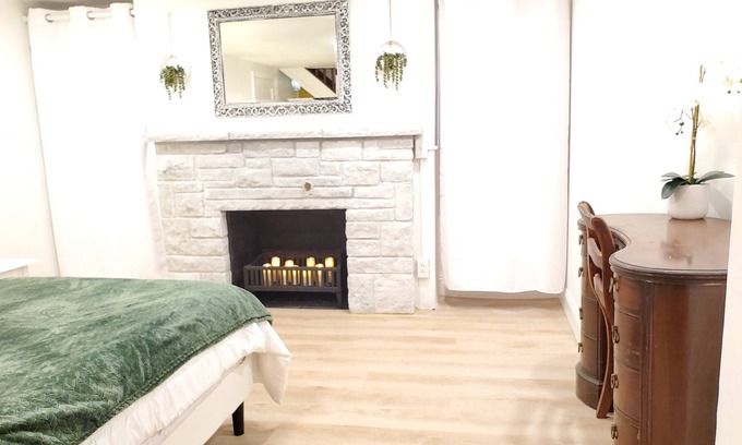 Madison House | 🪞 Renovated Cape Cod w/ King Bed ➕️ 🚲 trail proximity