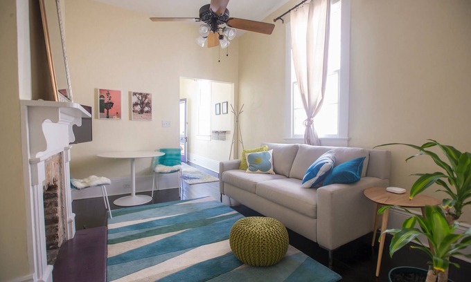 Leonidas House | Renovated Carrollton Uptown Cottage - license # 23-NSTR-17373 and 23-OSTR-02079