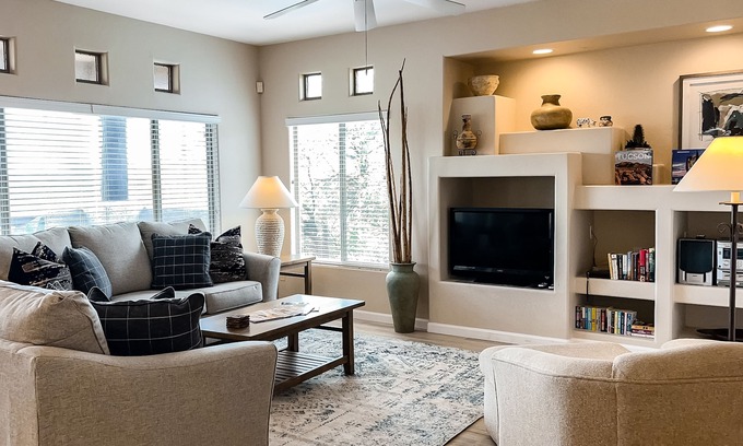 Rancho Vistoso Condo | Renovated condo with updated floors, pool, hot tub & mountain views