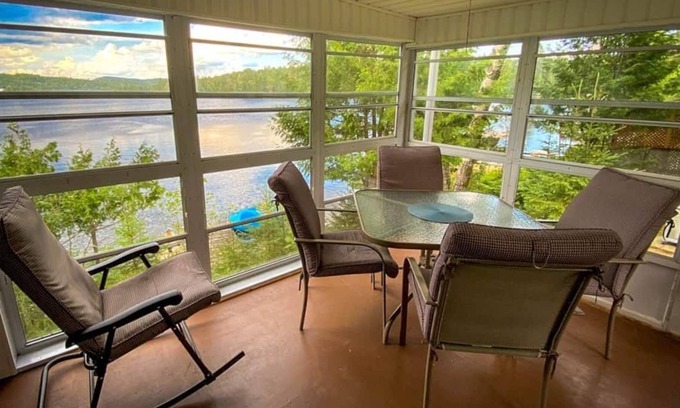 Mont-Saint-Michel Ski Chalet | Renovated Cottage On Lake / Hot Tub / Canoe / WiFi
