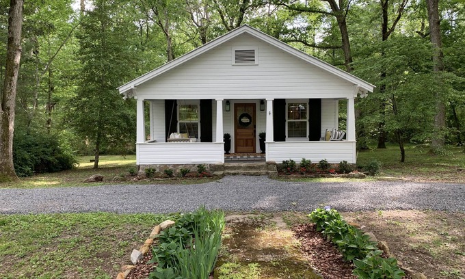 Mentone House | Renovated Cottage - Walk to Downtown Mentone
