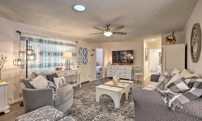 Munds Park House | Renovated Cottage with Fire Pit in Munds Park!