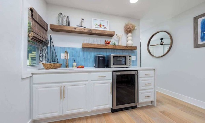 Colington House | Renovated Getaway for 2 ~ Hot Tub and Fire Pit!