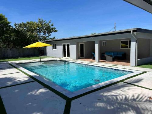 Ludlam Apartment | Renovated Grand Villa Paradise Amazing pool, BBQ & Ping Pong