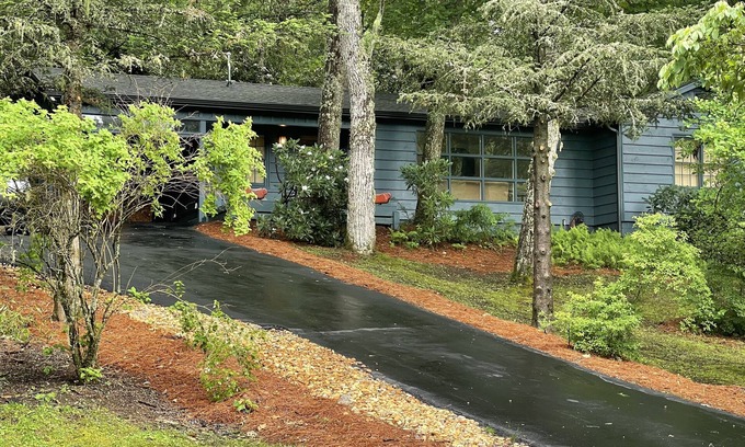Highlands Hills Cottage | Renovated Highland’s cottage - private and 3 minutes from downtown!