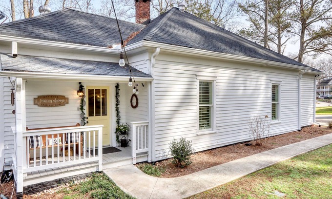 Ball Ground House | Renovated Historic 1910 Home 2 Min.Walk to Downtown Ball Ground & Wedding Venues