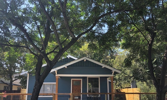 Government Hill House | Renovated historic home centrally located to Pearl and Downtown