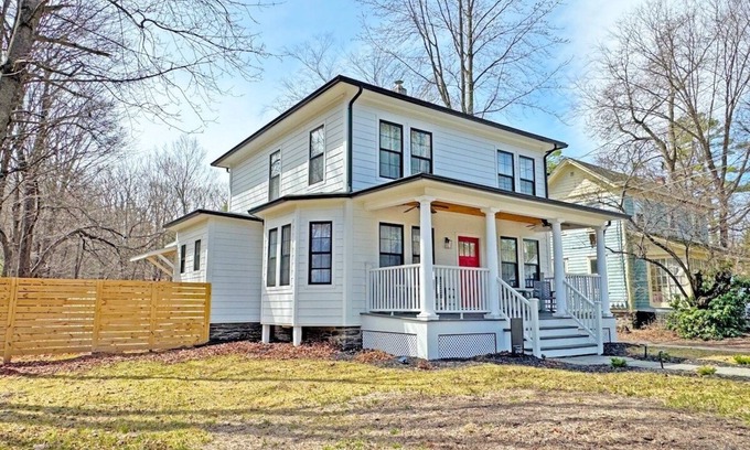 Woodstock House | Renovated home seconds from town