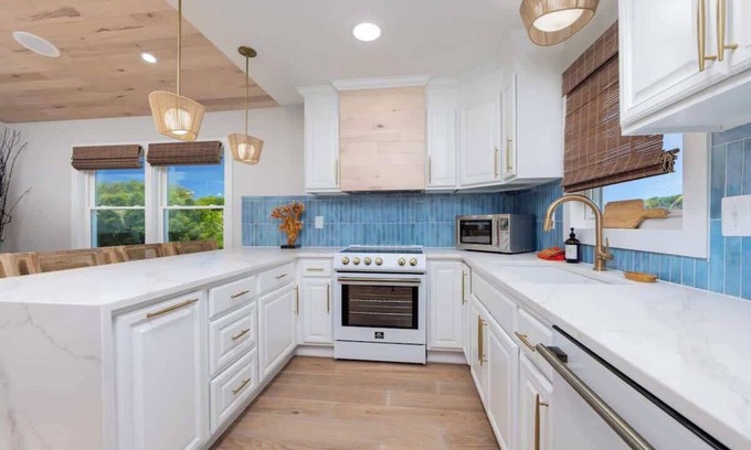 Colington House | Renovated ~ Hot Tub, Fire Pit & 5Min to Beach