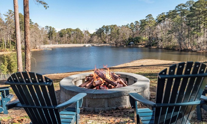 East Raleigh House | Renovated lakefront home, minutes to downtown Raleigh!