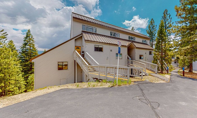 Lakeshore Condo | Renovated lakeview condo w/ great location near swimming & skiing
