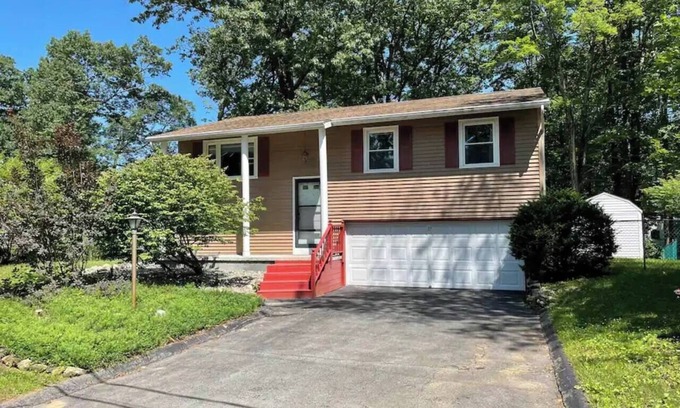 Saratoga Springs House | Renovated Near Downtown Saratoga SPAC Track Dogs