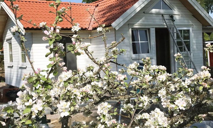 Varnamo Municipality House | Renovated nice cottage located outside Värnamo and only 30 meters from the lake Flåren |SE07055