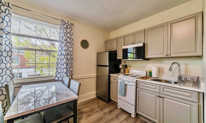 Falmouth Apartment | Renovated One Bedroom Apartment Downtown Falmouth Minutes Away From the Beach