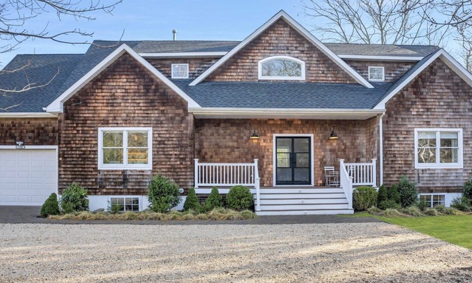 Southampton House | Renovated Post-Modern, Close to Strongs Marina, Conscience Point, North.