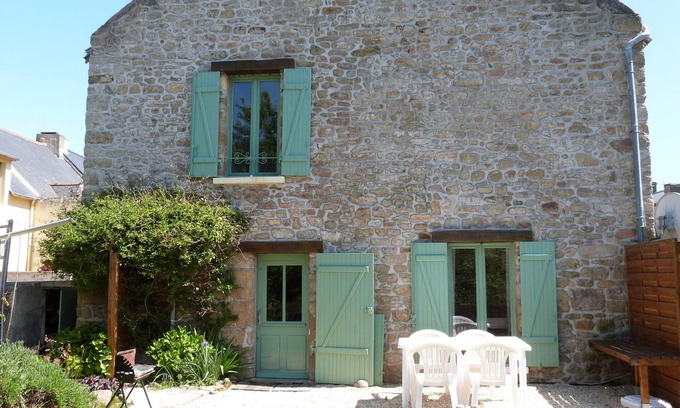 Arzon House | Renovated stone house with enclosed garden on the Gulf of Morbihan
