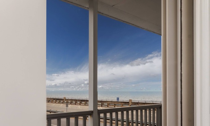Hampton Apartment | Renovated Studio - 2 Queen Beds - Walk to beach - Kitchenette - Parking