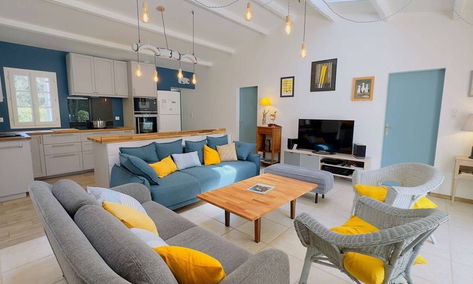 La Couarde-sur-Mer House | Renovated villa under the pines near the beach