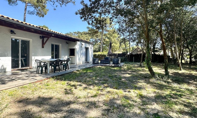 Les Mathes Villa | Renovated Villa with Garden & WiFi - Sleeps 8 - Forest Area Near Beach & Amenities - La Palmyre