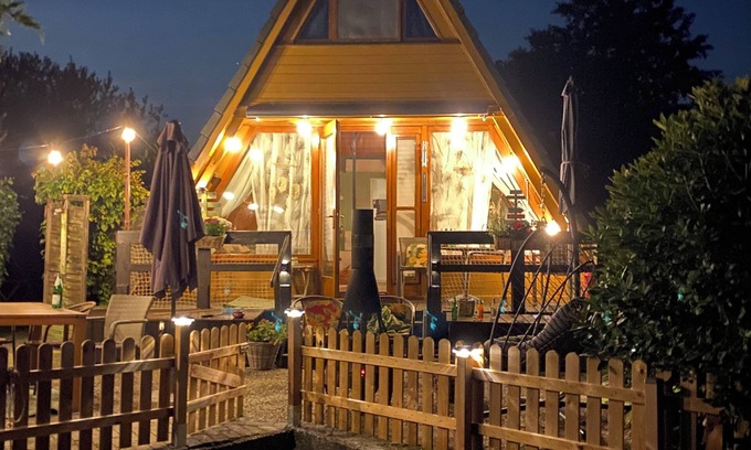 Bedekaspeler Marsch Cabin | Renoviertes Nurdachhaus in Ostfriesischer Natur am Wasser für Familien