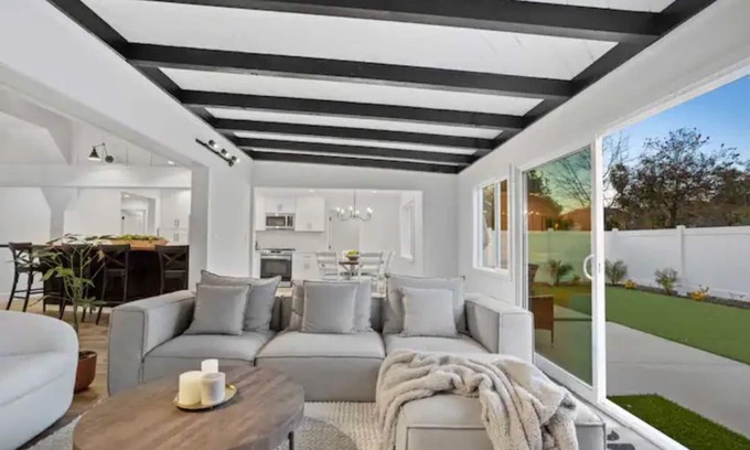 Reseda House | Reseda Luxurious Family Getaway Pets Friendly Unique Home