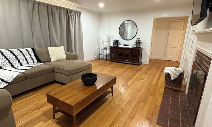 Stockton House | Reset, Relax, and enjoy Stockton! Located Near The University of Pacific!