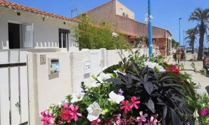 Sainte-Marie-la-Mer Villa | Residence 6avmed11-ste Marie - Single villa direct access to beach and shops 6AVMED11